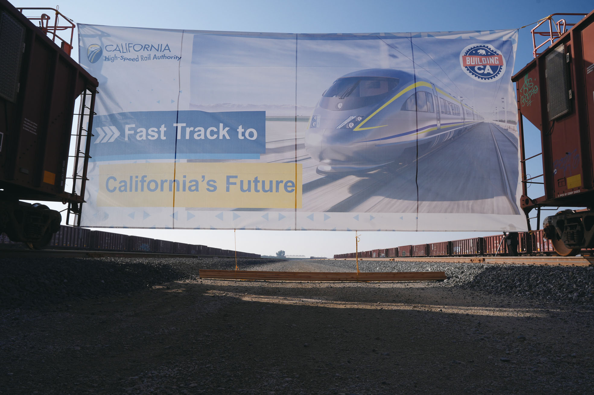 圖為加州高鐵局本月初在有關工程進展的記者會上展示高鐵列車橫幅。美聯社資料圖片