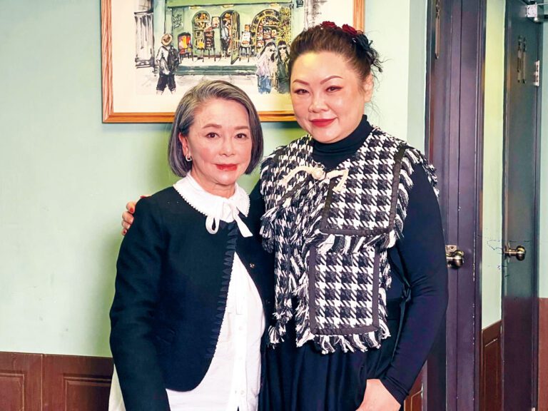 Son姐（圖右）與仔女將家族百年食譜公諸同好。