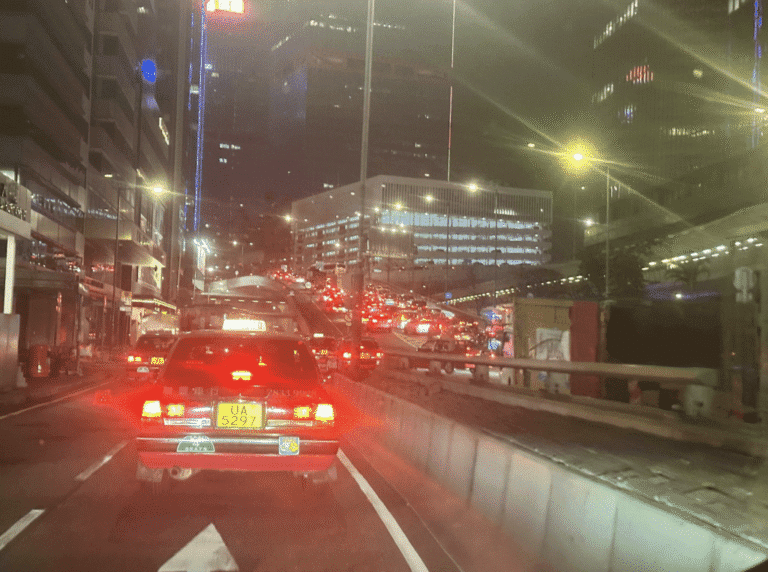 上環干諾道西天橋的士私家車猛撞 5人頸腰受傷送瑪麗醫院