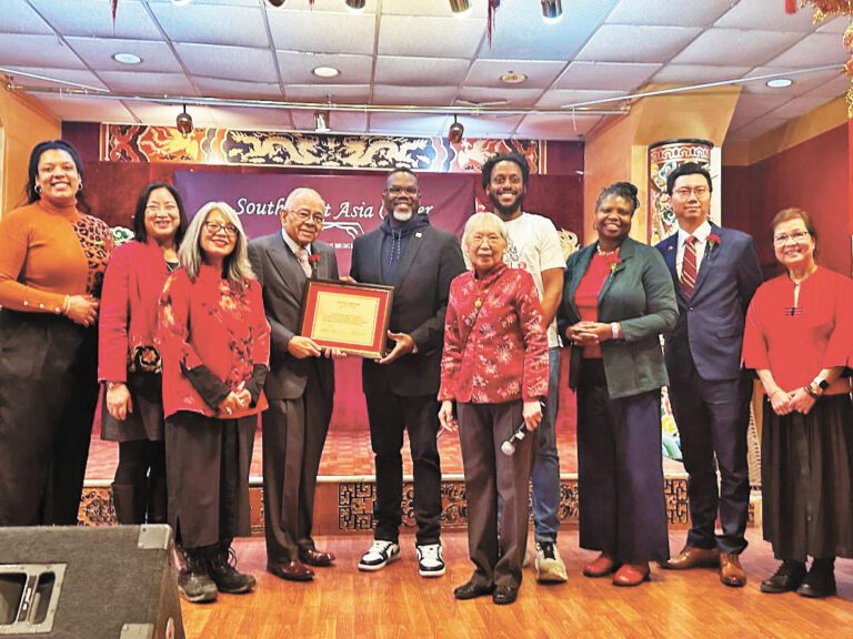 東南亞中心在年初五舉行馬年新春聯歡會，主任鄔亮珊（前右1）與市長約翰遜（後中）及政府官員們為董事會卸任董事長史薩博士（後左3）送上鳴謝獎牌。梁敏育攝