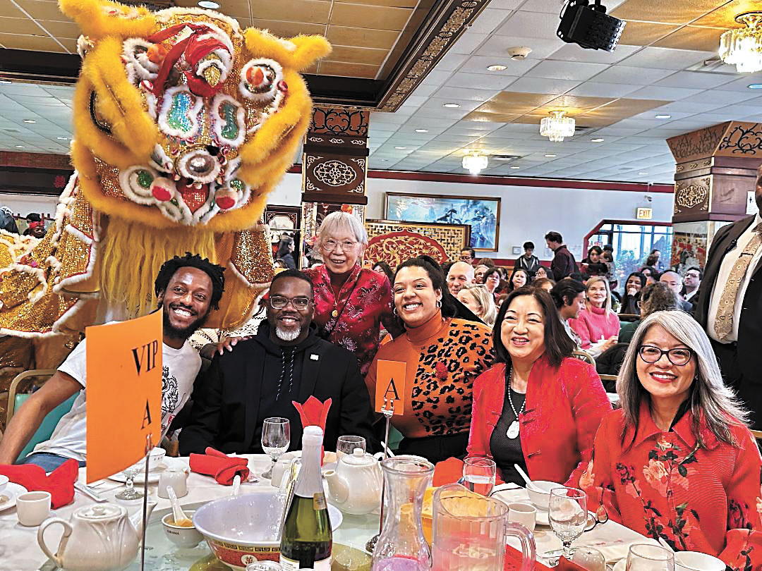 歡騰喜悅慶新春，東南亞中心主任鄔亮珊（後立）與民選官員合影。圖前左起： 伊州參議員馬克西蒙斯、芝市長約翰遜、第46區區長安吉拉克萊、伊州第24區眾議員馬靜儀、芝市第48區區長麗娜賀本霍斯合影。  梁敏育攝