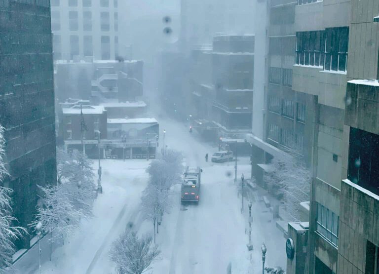 暴風雪期間，波士頓唐人街一帶能見度很低。