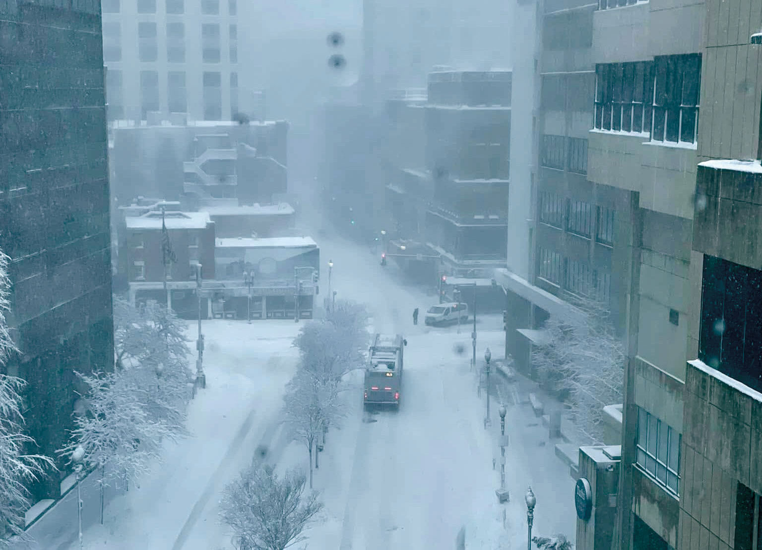 暴風雪期間，波士頓唐人街一帶能見度很低。