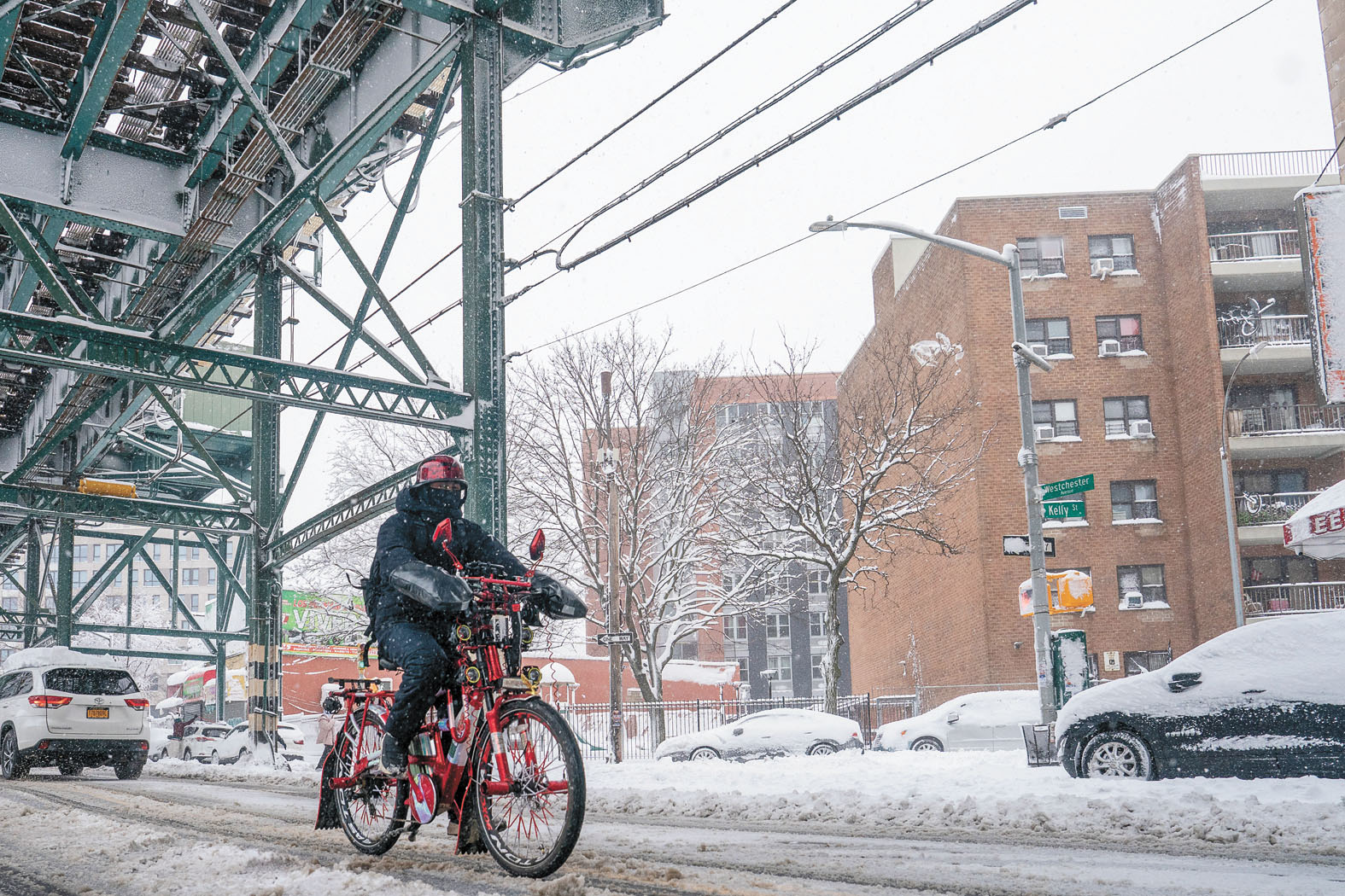 在極端天氣下，外送員的安全保障問題再次引發爭議。 David Dee Delgado/紐約時報