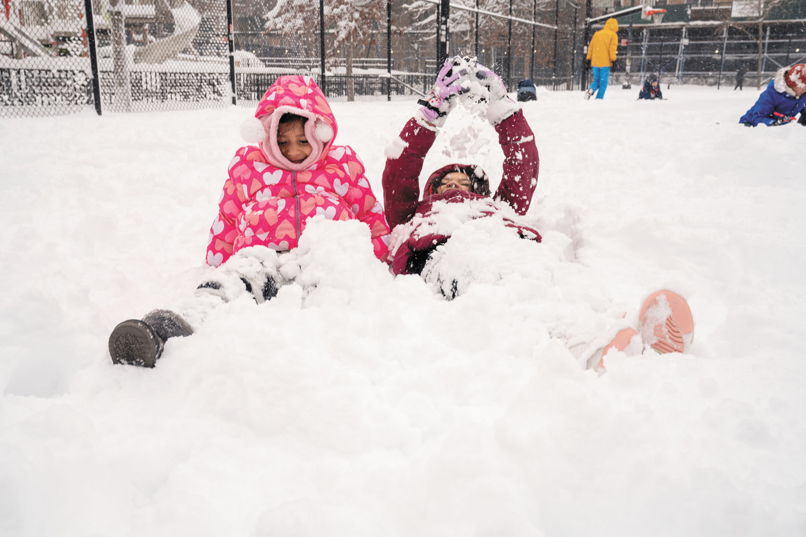 反對者批評,市府要求家長冒險送孩子上學並不安全。 Janice Chung/紐約時報