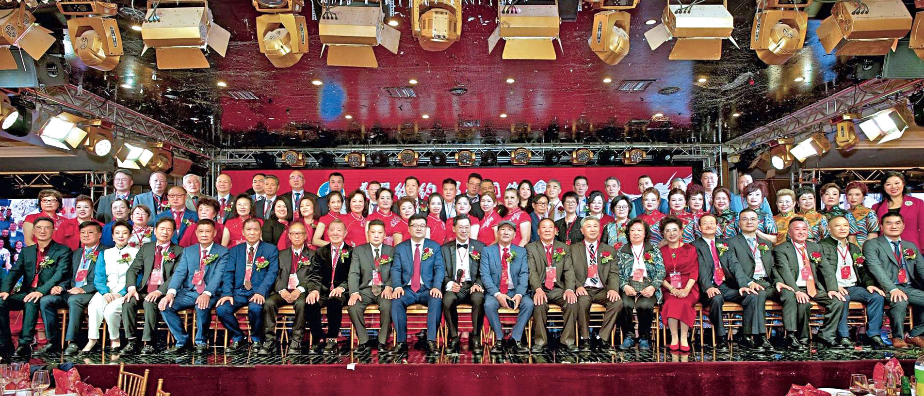 2026美國紐約溫州同鄉會新春晚會在法拉盛熱鬧登場，僑商界近千人聯歡慶祝馬年。