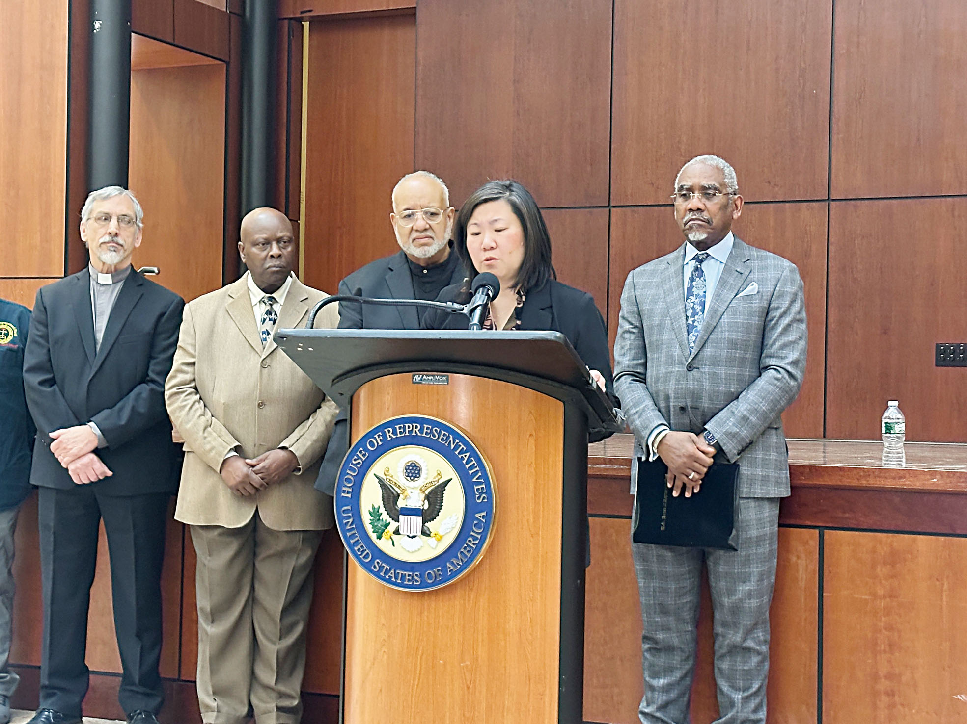 孟昭文多次反對削減醫療補助的相關法案。