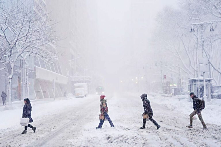 紐約市部分地區降雪達24英吋，市府持續清雪應急，緊急狀態仍生效。