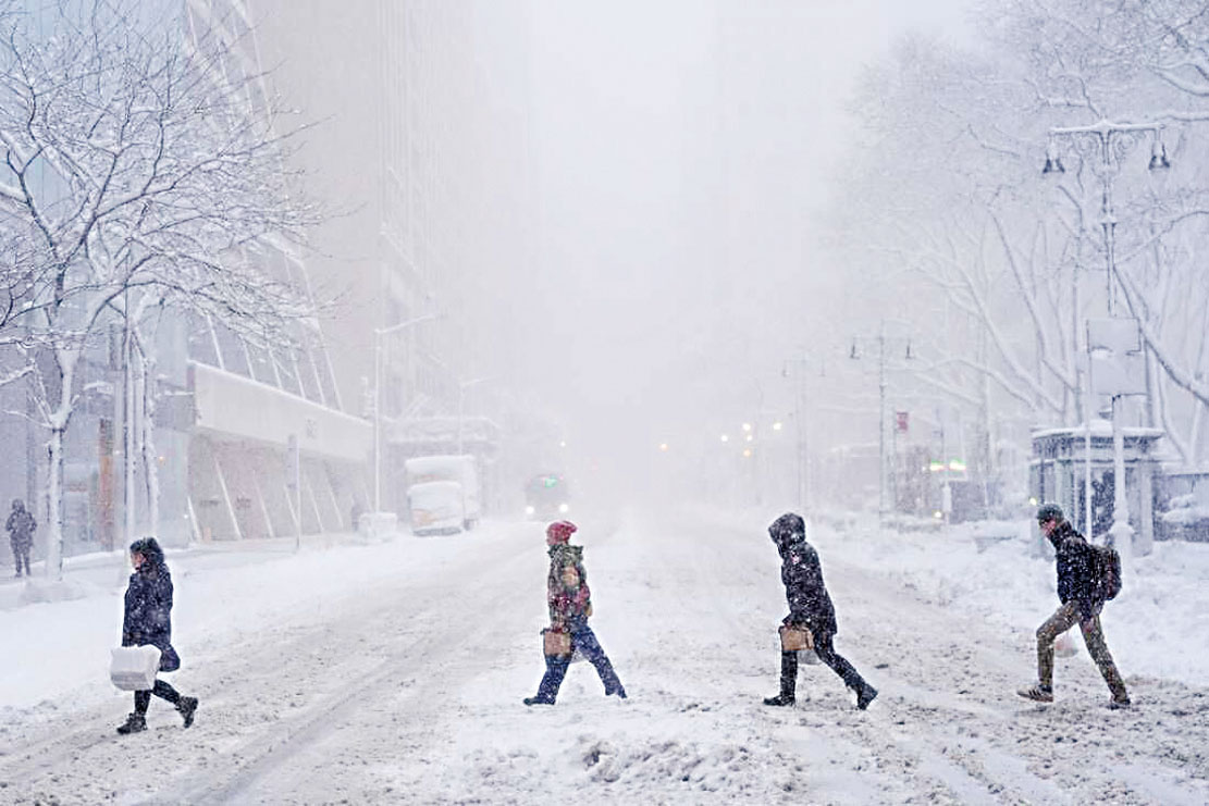紐約市部分地區降雪達24英吋，市府持續清雪應急，緊急狀態仍生效。