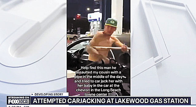 赤膊男子持棍劫持正在加油的車輛。FOX 11