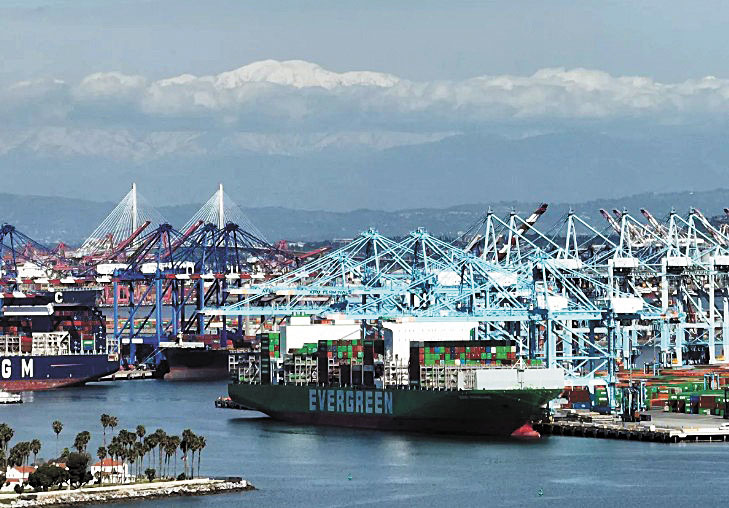 一艘正在洛杉磯港卸貨的貨櫃船，背景是聖蓋博山脈。洛杉磯時報