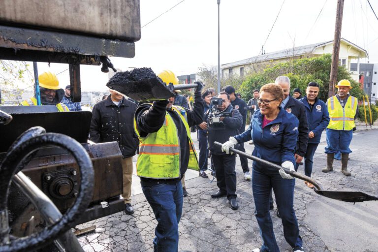 洛杉磯市長巴斯聯同多位官員前往華埠（Chinatown），視察路面坑洞修補工程，並親自執剷填平坑洞。洛杉磯市府提供