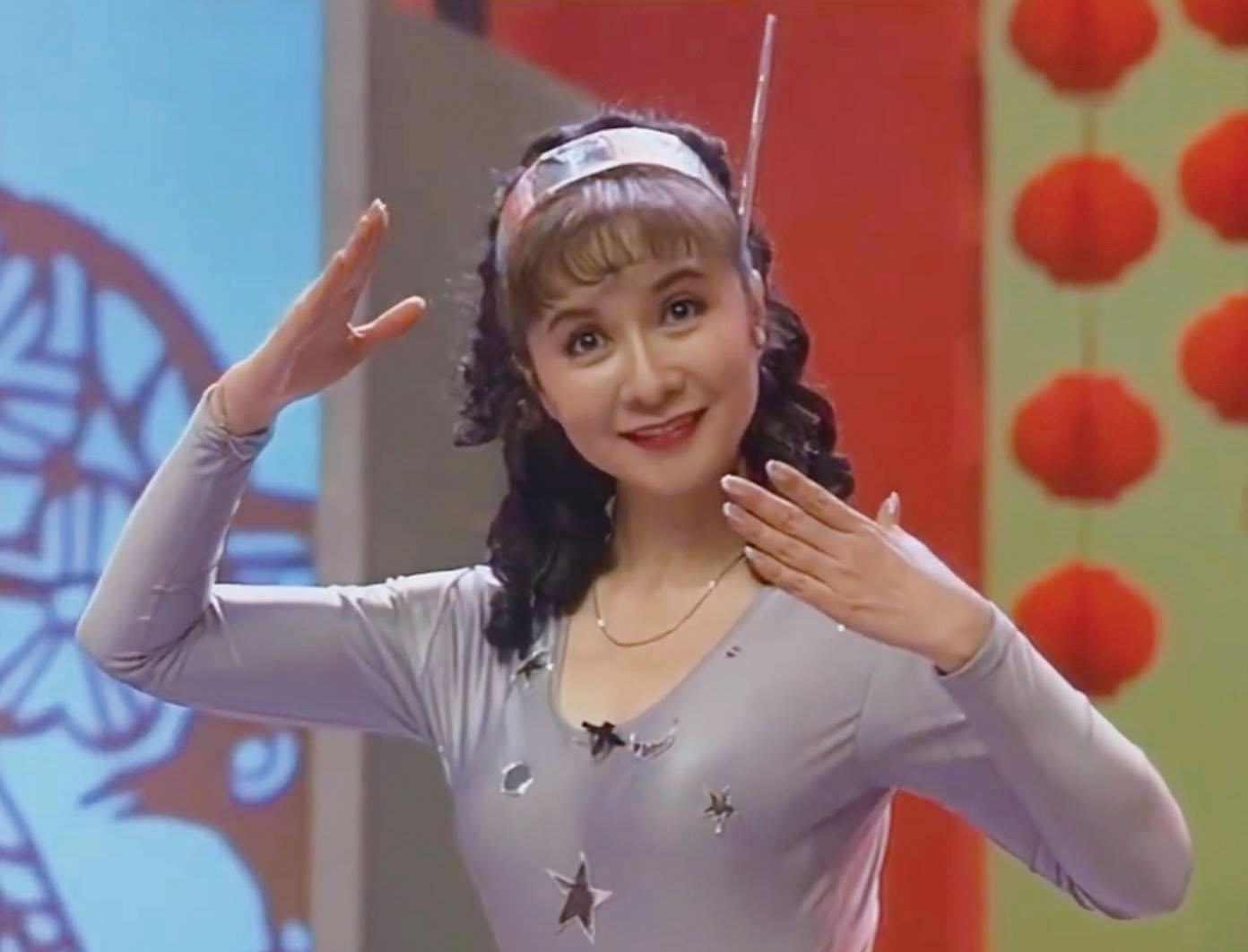 蔡明在1996年春晚小品《機械人趣話》中飾演機械人。網上圖片