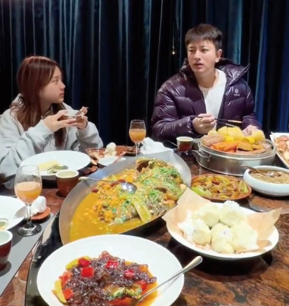 甜馨(左)坐在爸爸賈乃亮身旁。網上圖片