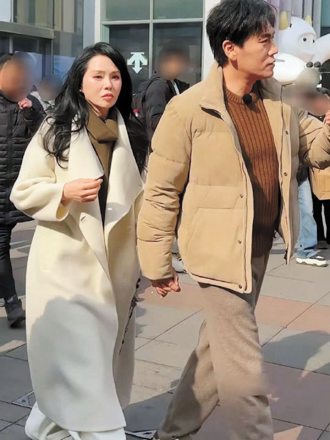 伊能靜與秦昊在瀋陽逛街。網上圖片