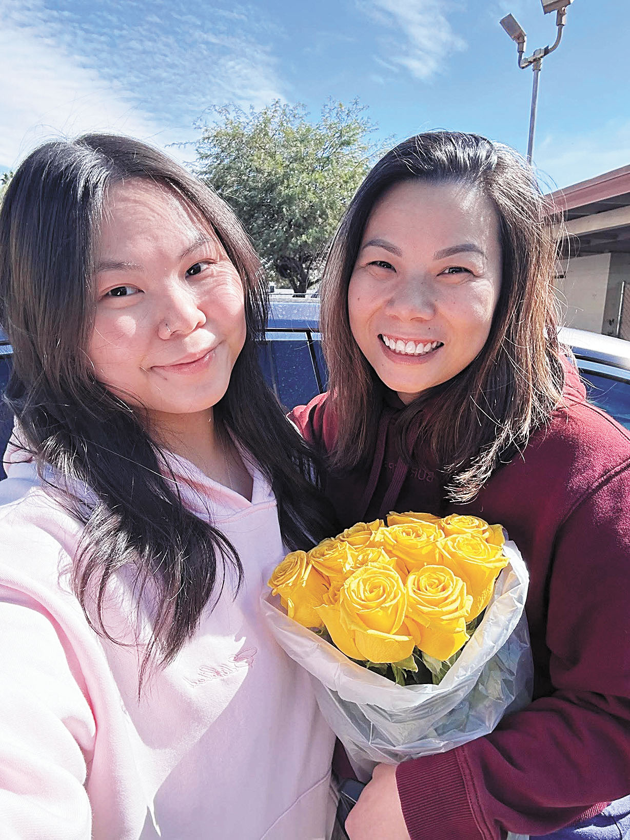 凱莉‧余（Kelly Yu，右）獲釋歸來，家人獻上鮮花，場面溫馨感人。X