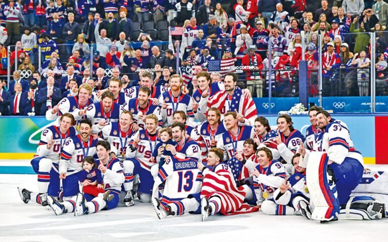 男子冰球隊與已故隊友約翰尼的兩名幼子合照。路透社