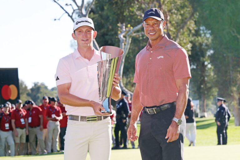 布里奇曼開心拿著捷恩斯邀請賽冠軍獎盃跟活士合照。路透社