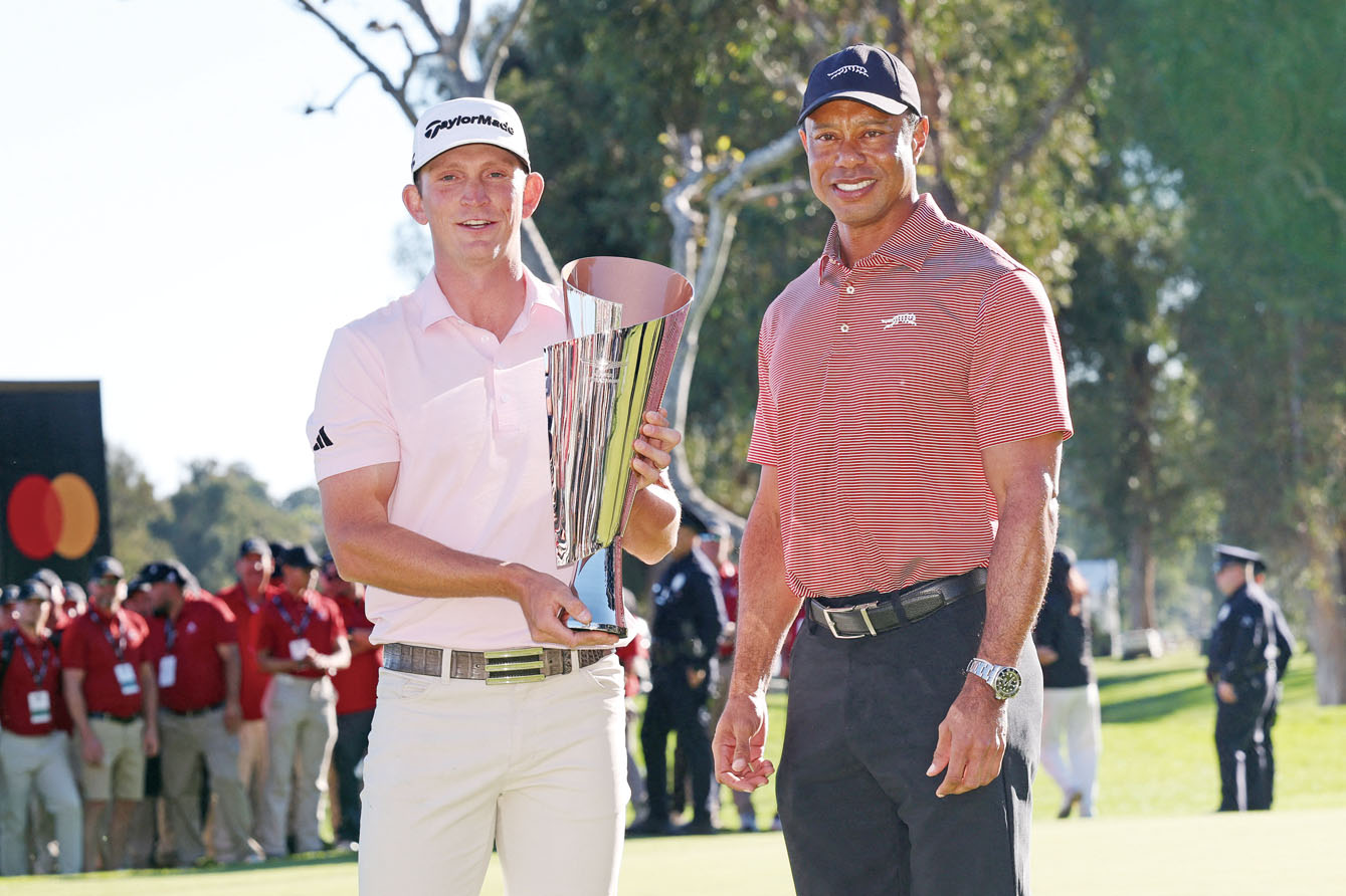 布里奇曼開心拿著捷恩斯邀請賽冠軍獎盃跟活士合照。路透社