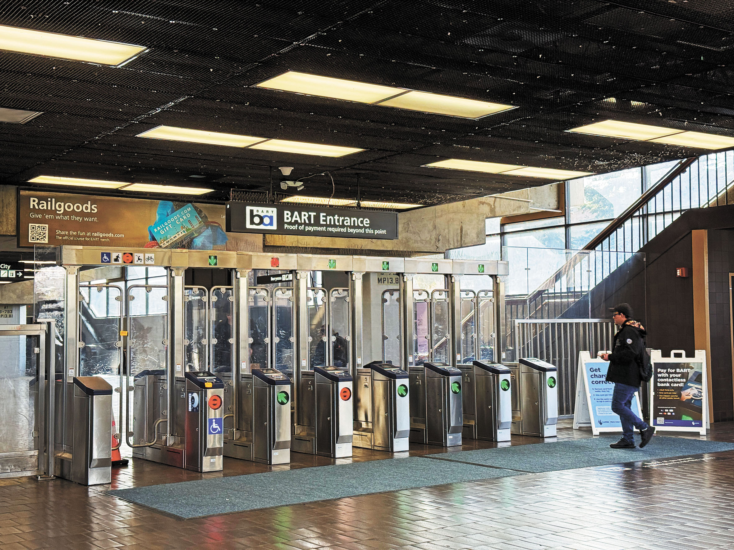 無家者營地起火，波及捷運致停駛。本報資料圖