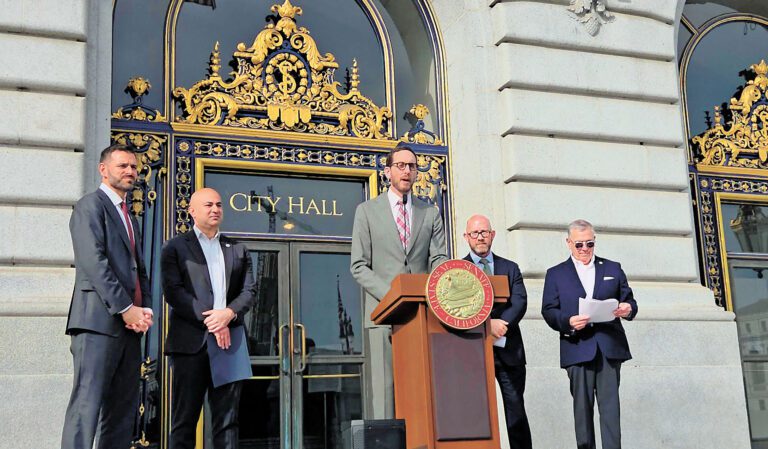 州參議員威善高宣布提出SB875法案，倡改革CPUC程序，為城市脫離PG&E並成立市營公共電力鋪路，多位市參事到場聲援。州參議員辦公室提供