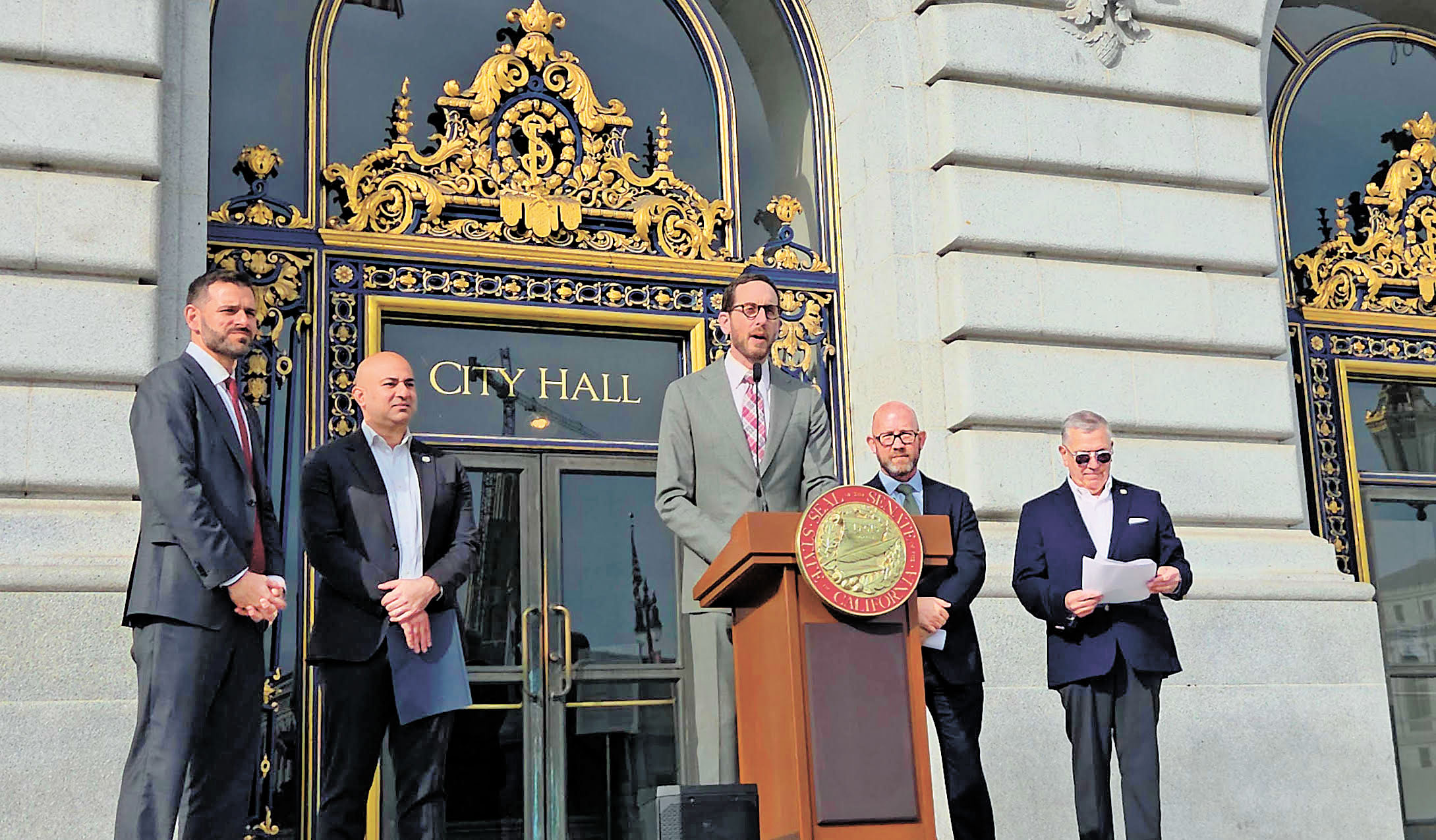 州參議員威善高宣布提出SB875法案，倡改革CPUC程序，為城市脫離PG&E並成立市營公共電力鋪路，多位市參事到場聲援。州參議員辦公室提供