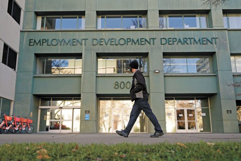 智庫根據加州就業發展局（EDD）報告進行季節性調整分析，科技產業過去五年招聘和裁員形態可謂跌宕起伏。美聯社資料圖