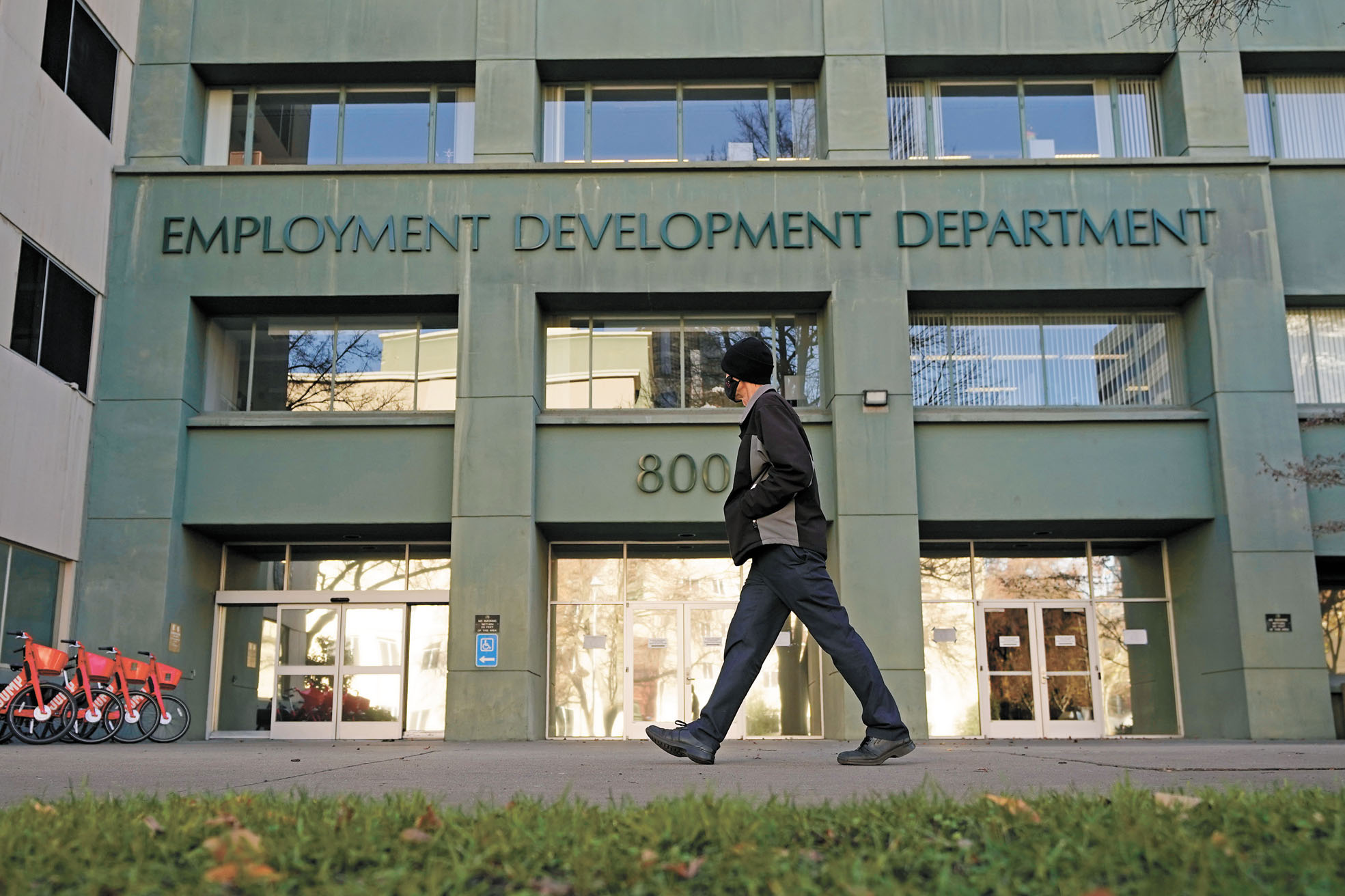 智庫根據加州就業發展局（EDD）報告進行季節性調整分析，科技產業過去五年招聘和裁員形態可謂跌宕起伏。美聯社資料圖