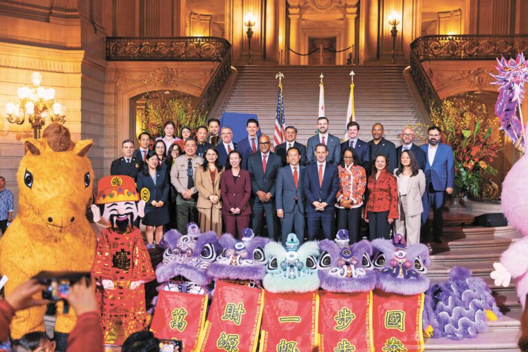 市長羅偉等眾多民選官員和市府官員參與慶會，與舞獅、巨型馬年吉祥物、財神以及拉布布玩偶等同賀農曆新年。市長辦公室提供