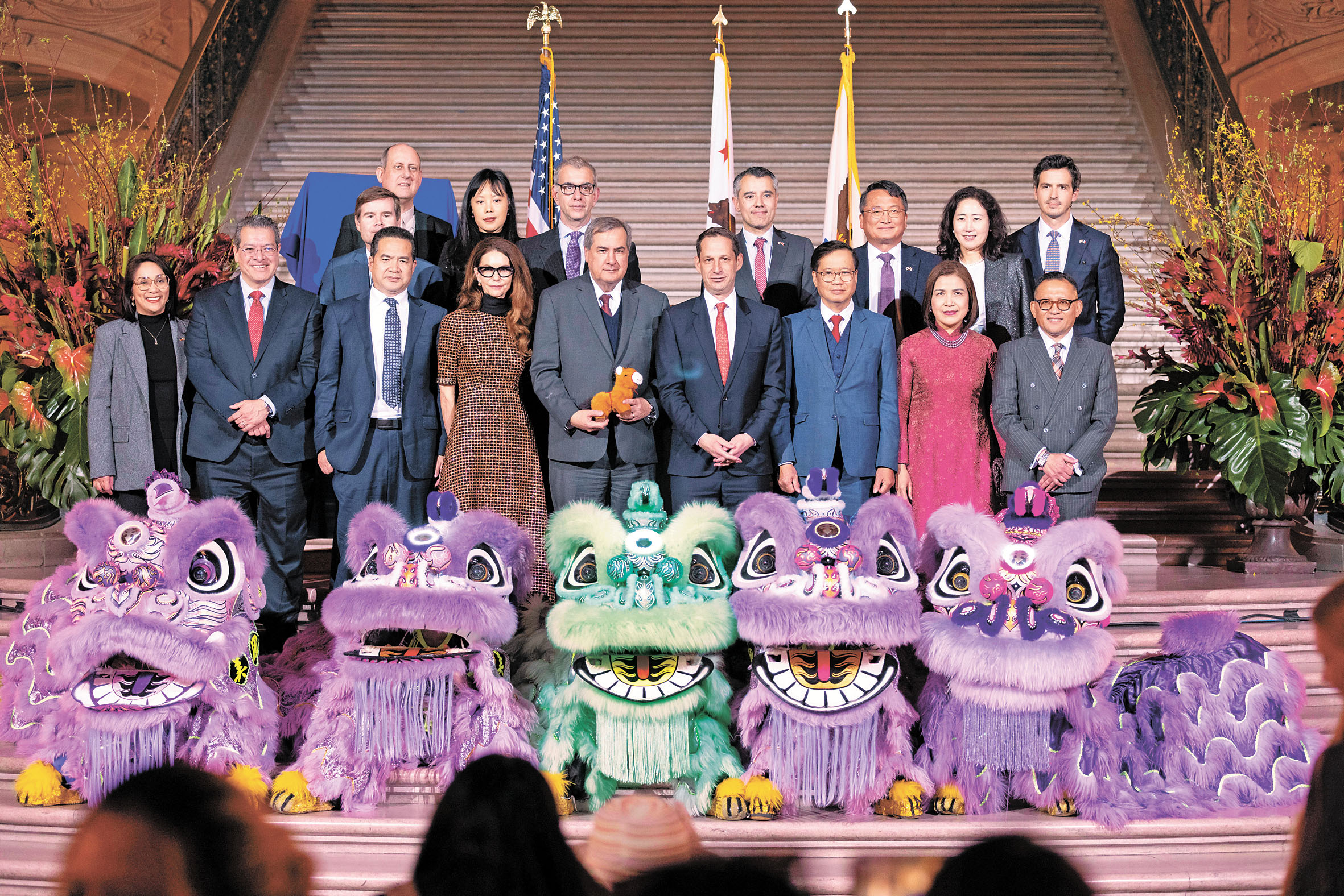 市長羅偉與駐舊金山中領館代總領事楊守征（前左三）等多位駐三藩市亞洲國家領事館代表合影。市長辦公室提供