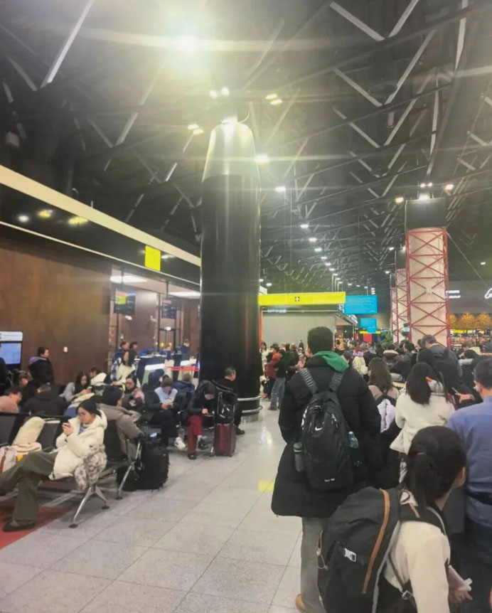 中國旅客在機場滯留。網上圖片