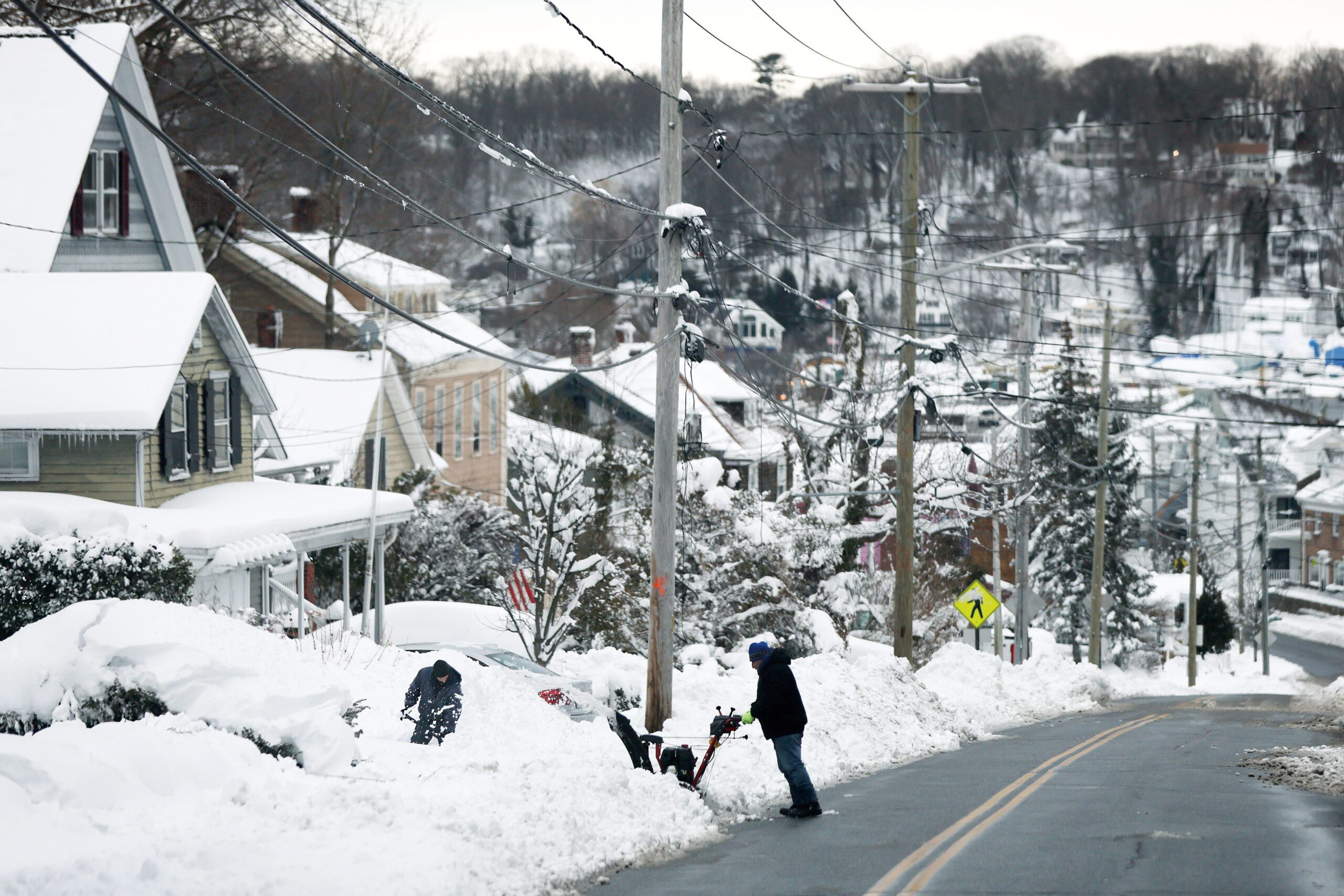 紐約州傑弗遜港的民眾清理車道。美聯社