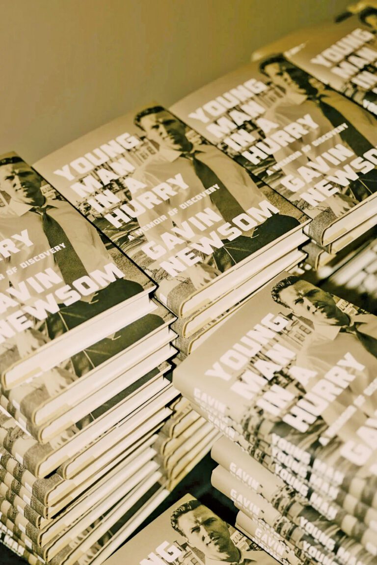 紐森日前在田納西州納許維爾宣傳個人回憶錄。紐約時報