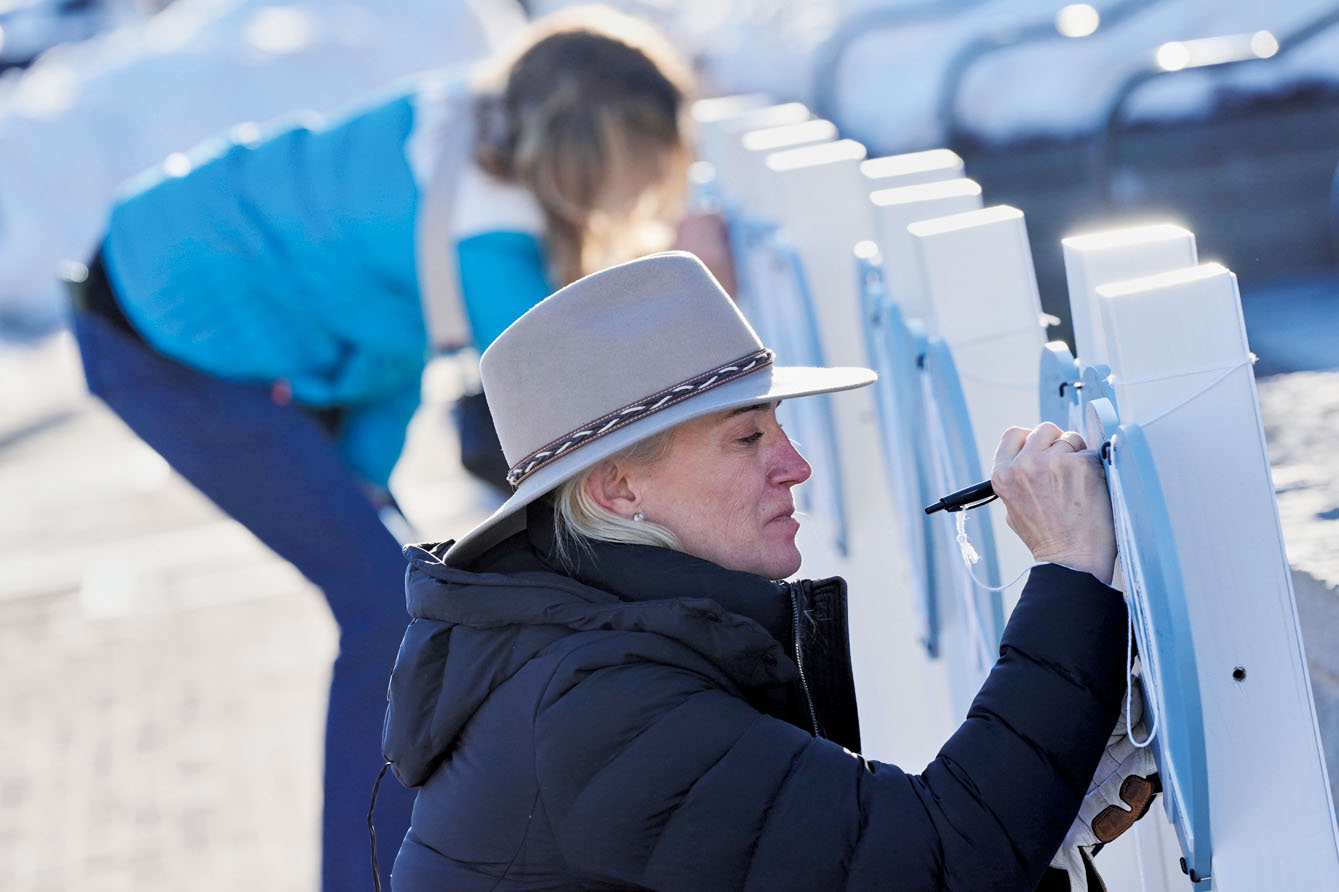 圖為民眾在九個死者的心形紀念牌上留言。