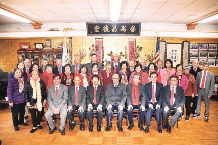 正午12時，眾人齊聚禮堂，虔誠祀祖，表達對先賢先賢的感恩與追思。馬紅兵攝