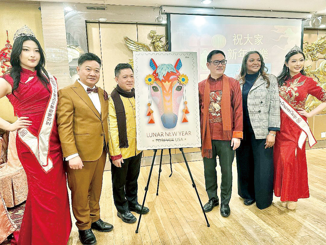 聯邦郵政局代表哈莉伯勒爾(右2)、李健明會長等一起為馬年紀念郵票揭幕。 梁敏育攝