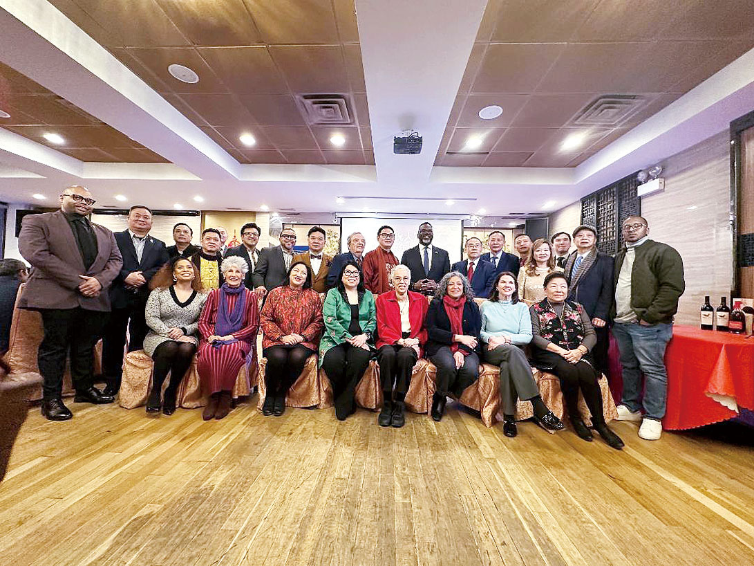 慶祝馬年新春、政府官員與華商會同仁合影。 梁敏育攝