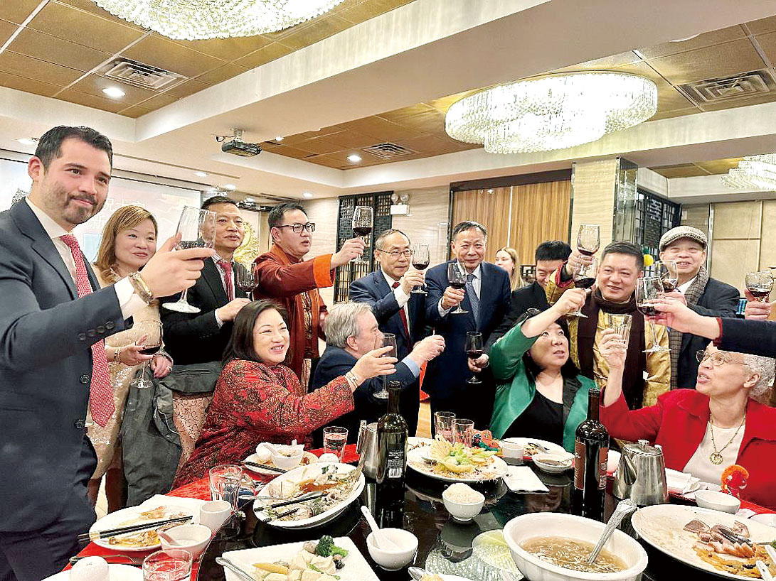 李健明會長(後左4)、王保東總領事(後左5)與嘉賓們乾杯互賀。 梁敏育攝