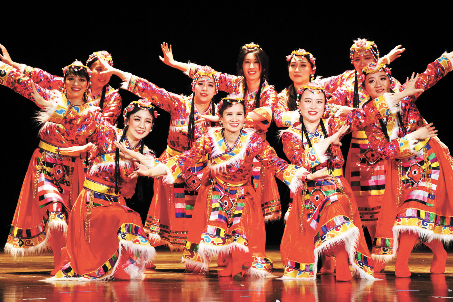 沈老師和學員們謝幕。 李強攝