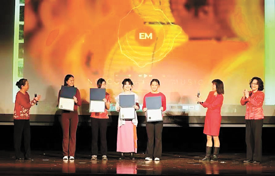 四位優秀老師上台領獎。