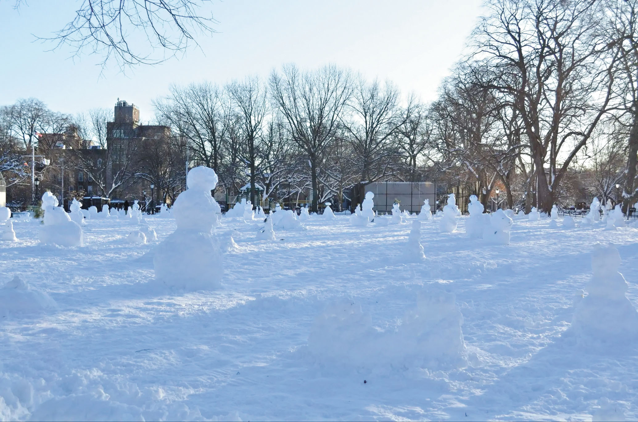 Herbert Von King公園出現成群雪人聚集的「雪人陣」。 公園局圖片