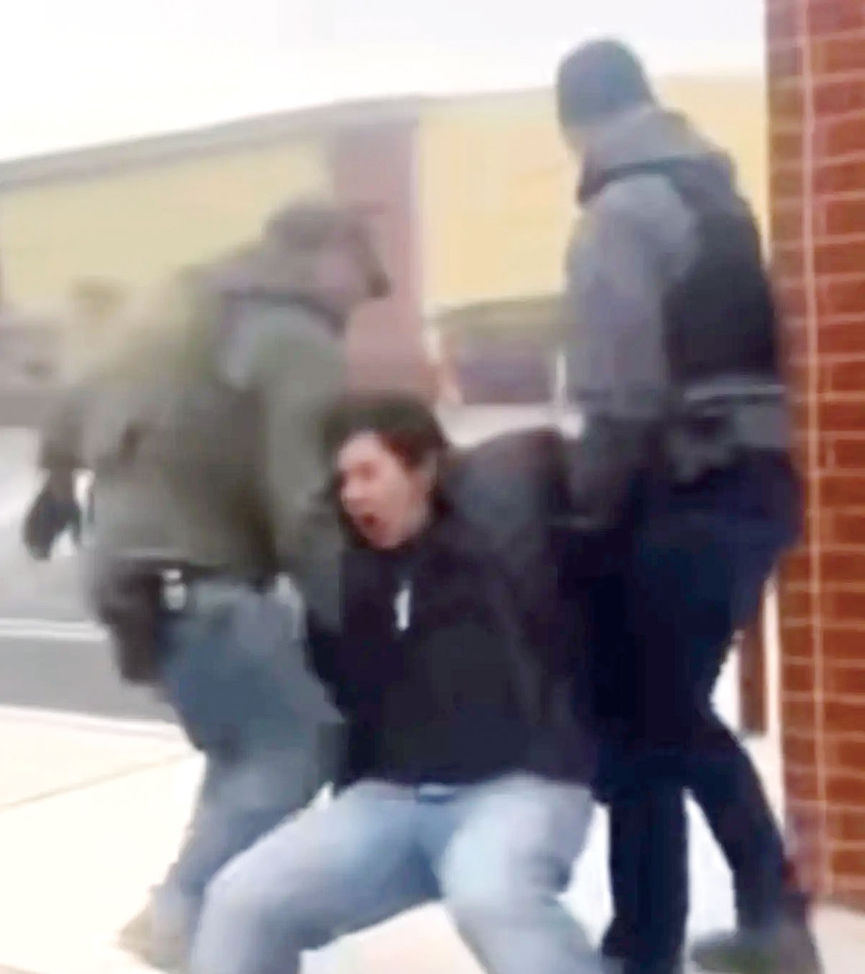 塞瑟雷斯被捕期間,頭部猛烈撞向磚牆。 Islip Forward圖片