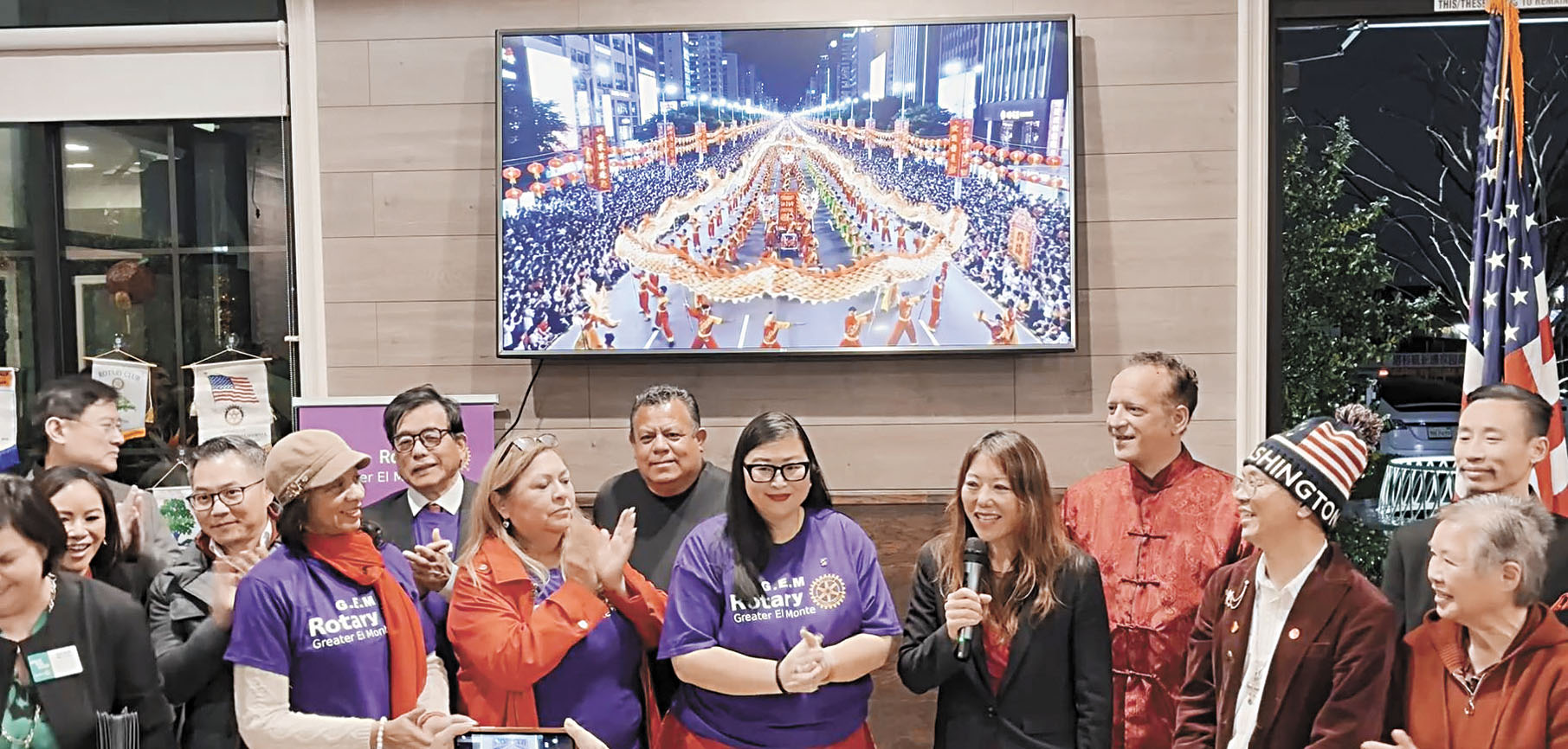 馬世雲（前排右3）主持授證儀式。受訪人提供