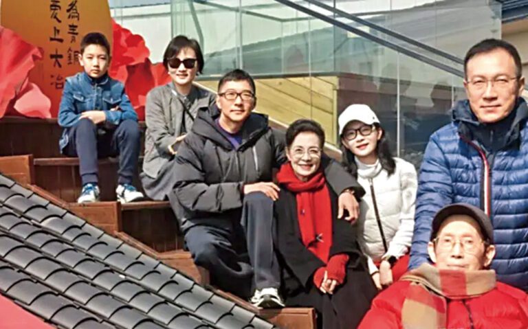 陳數曬出娘家全家福。網上圖片