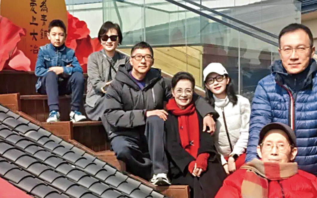 陳數曬出娘家全家福。網上圖片