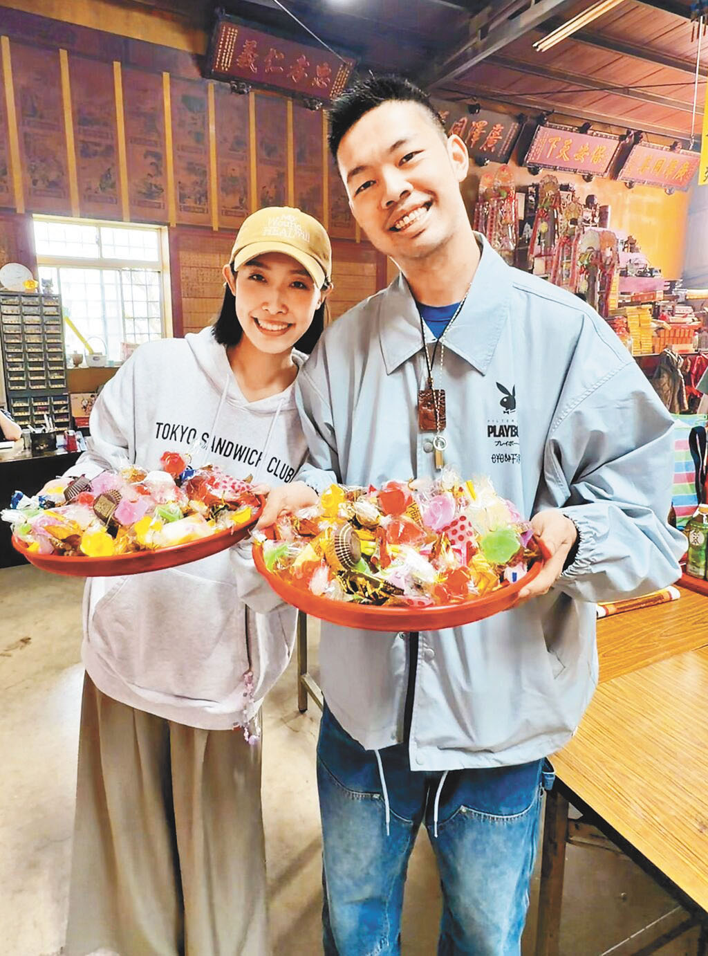 ■陳大天夫婦在廣澤宮完成合婚敬拜儀式。網上圖片