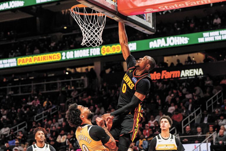 庫明加披上老鷹戰袍，首秀便賣力得分。路透社