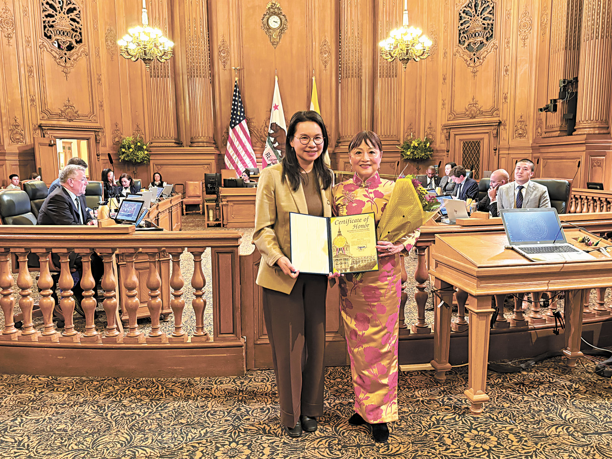 張曉春（右）接受市參事陳小焱（左）頒發表彰狀。 記者陳程威攝