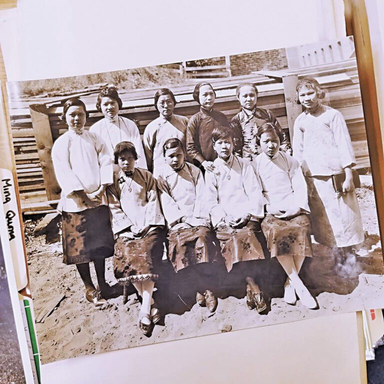 伍天福（後左三）與多位金美倫堂救援少女合影。金美倫堂社交媒體帳號