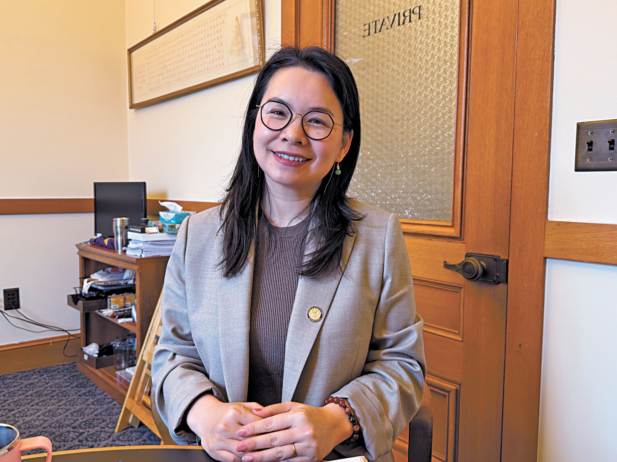 陳小焱在市參事辦公室接受本報專訪。 記者陳程威攝